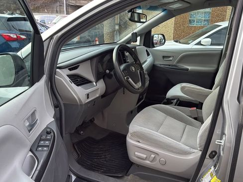 Used 2017 Toyota Sienna LE image 23