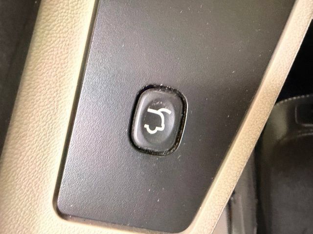 Used 2015 Chrysler Town & Country Touring-L w/ Driver Convenience Group FWD image 11
