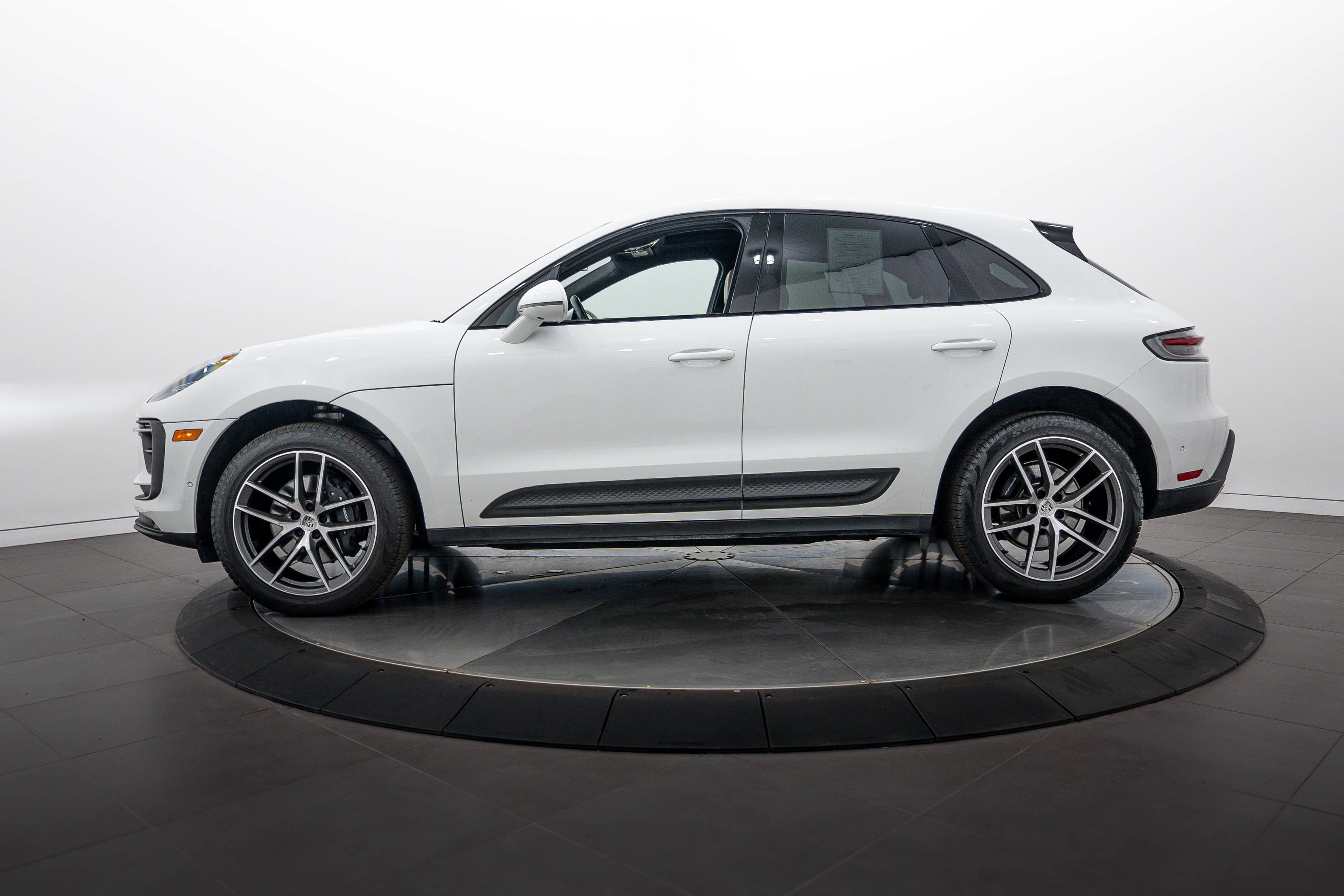 Certified 2023 Porsche Macan AWD/4WD image 2
