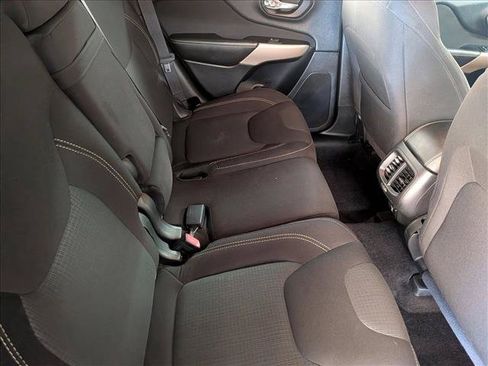Used 2017 Jeep Cherokee Latitude w/ Comfort/Convenience Group FWD image 24