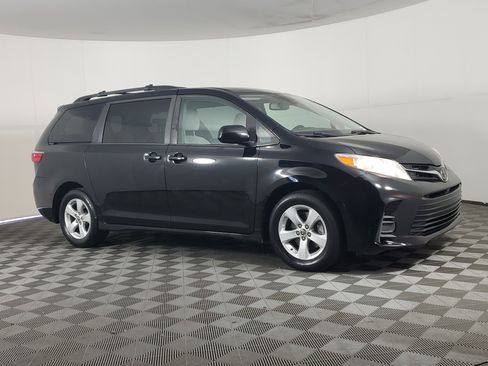 Used 2020 Toyota Sienna LE w/ Carpet Mat Package FWD image 2