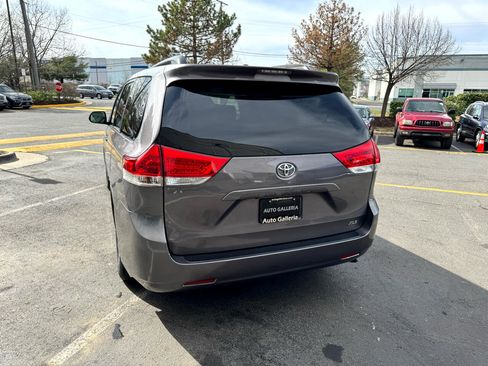 Used 2011 Toyota Sienna Limited image 17