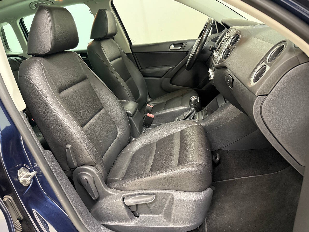 Used 2013 Volkswagen Tiguan SE FWD image 35