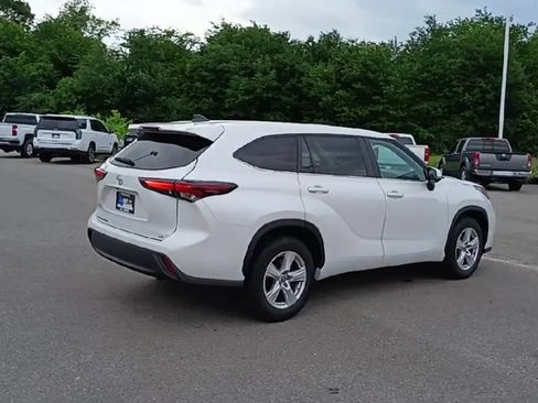 Used 2024 Toyota Highlander LE FWD image 8