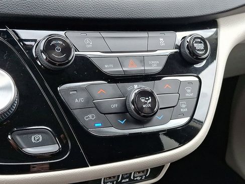 Used 2022 Chrysler Voyager LX image 17