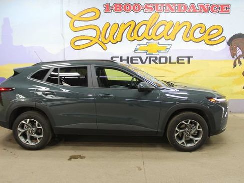 Used 2025 Chevrolet Trax LT FWD image 1