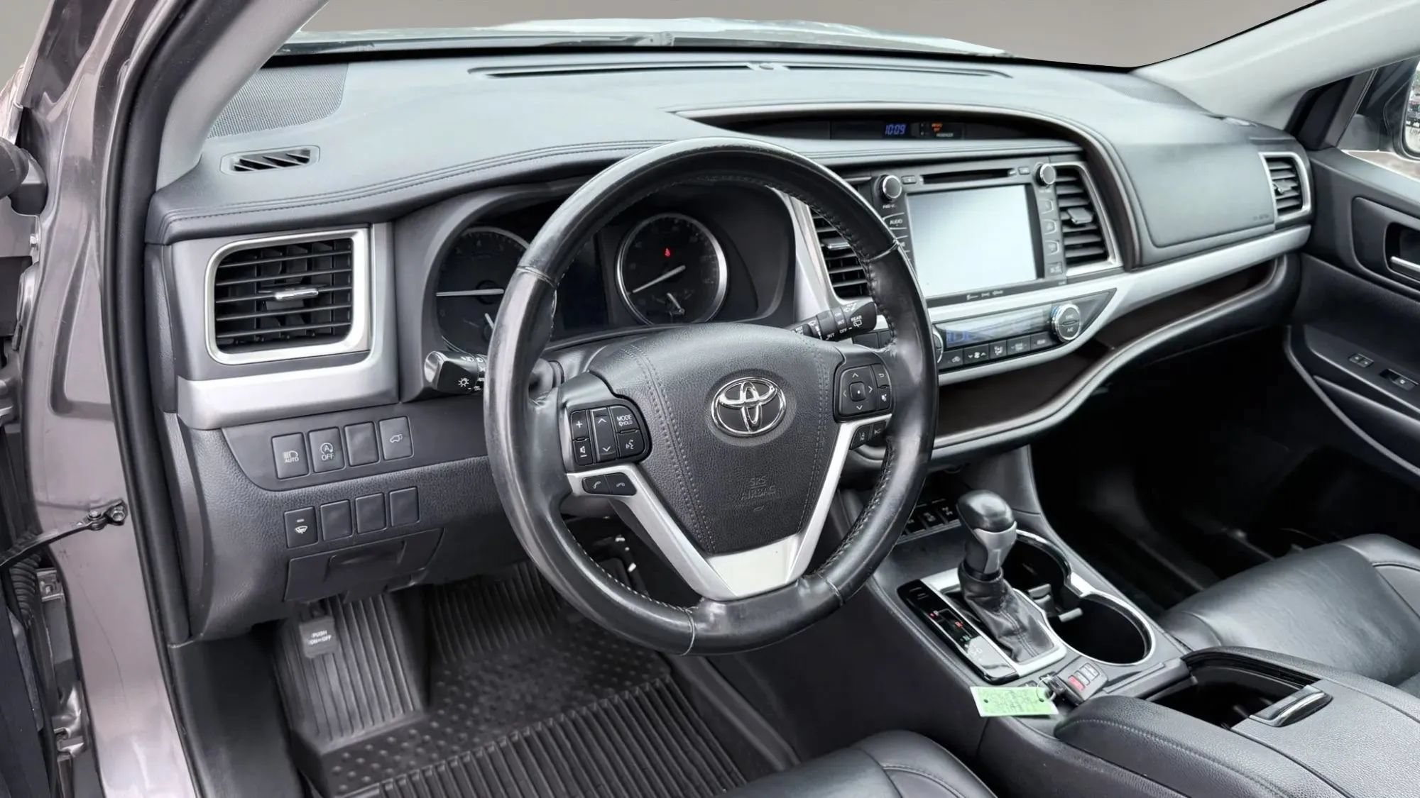 Used 2019 Toyota Highlander XLE AWD/4WD image 14