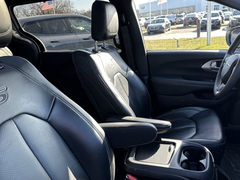 Used 2023 Chrysler Pacifica Touring-L w/ Uconnect Theater Family Group image 33