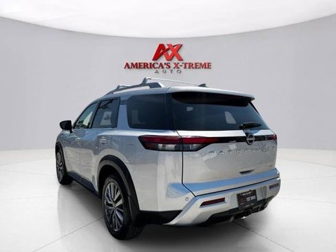 Used 2023 Nissan Pathfinder SL w/ SL Premium Package FWD image 4