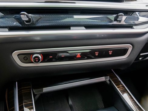 Certified 2025 BMW X7 xDrive40i w/ Premium Package image 24