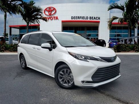 Used 2024 Toyota Sienna XLE image 1