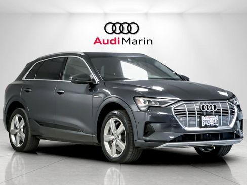 Used 2019 Audi e-tron Prestige w/ Prestige Package image 7