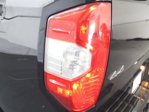 Used 2018 Toyota Tundra SR5 w/ SR5 Upgrade Package AWD/4WD image 29