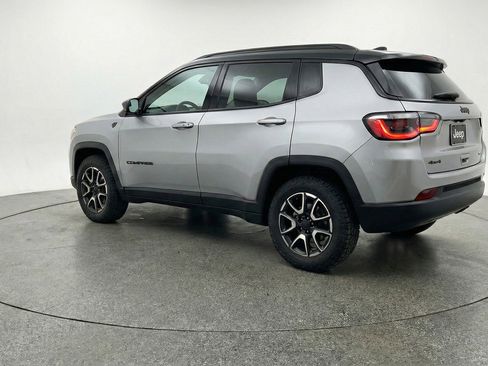 Used 2025 Jeep Compass Trailhawk AWD/4WD image 6