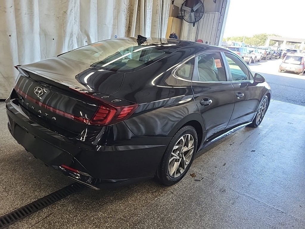 Used 2022 Hyundai Sonata SEL w/ Preferred Accessory Package FWD image 3