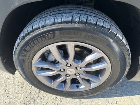Used 2024 GMC Terrain SLT image 29