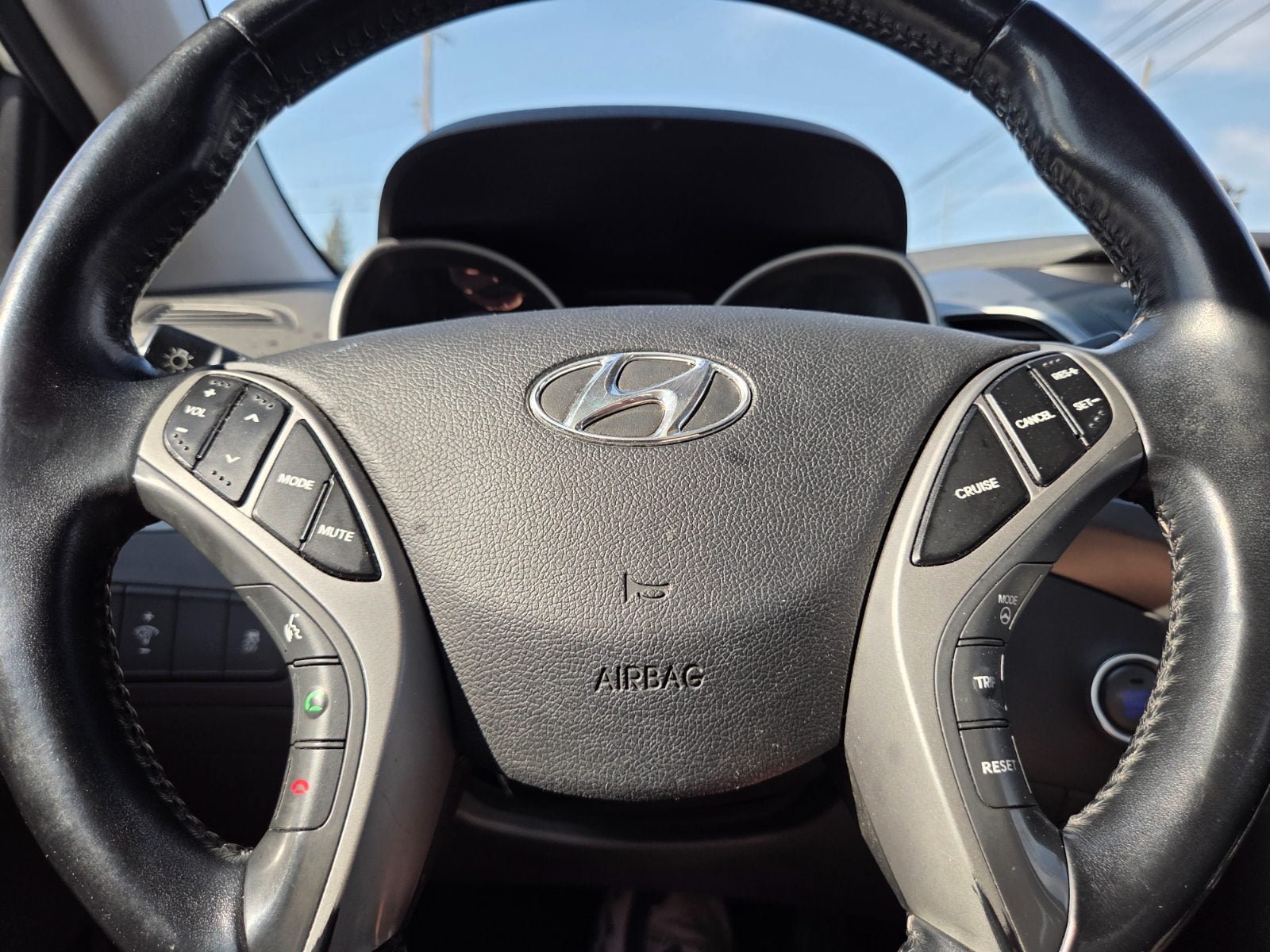 Used 2014 Hyundai Elantra Limited w/ Option Group 03 FWD image 17