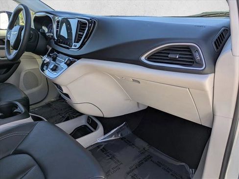 Used 2024 Chrysler Pacifica Touring-L FWD image 21