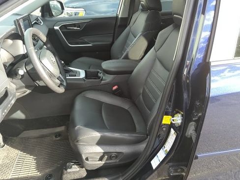 Used 2022 Toyota RAV4 XLE Premium AWD/4WD image 5