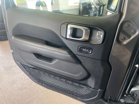 Used 2018 Jeep Wrangler Unlimited Sahara AWD/4WD image 29