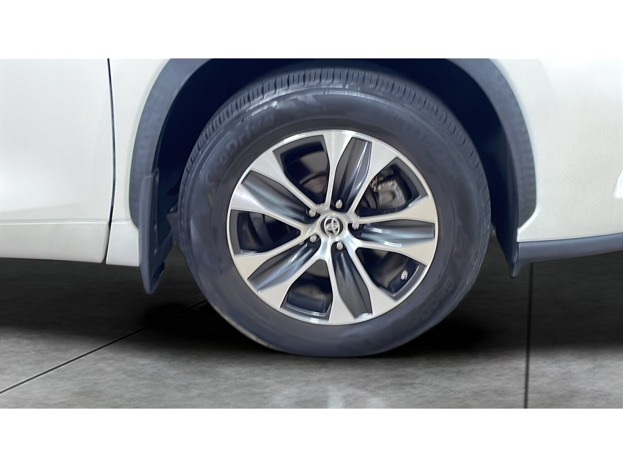 Used 2021 Toyota Highlander XLE AWD/4WD image 18