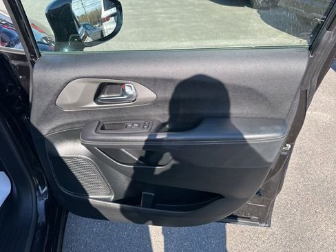Used 2025 Chrysler Pacifica Select FWD image 10