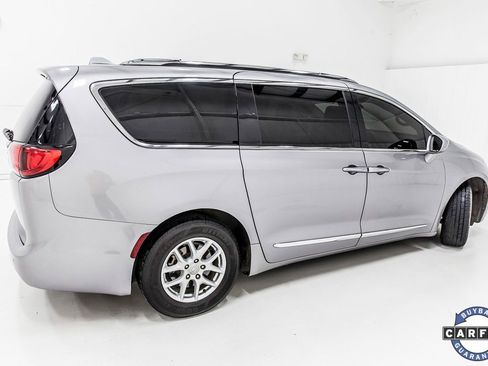 Used 2020 Chrysler Pacifica Touring-L image 9