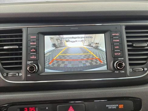 Used 2017 Kia Sedona LX w/ LX Essentials Premium Package FWD image 14