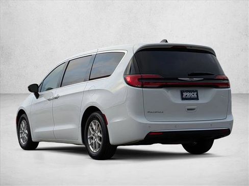 Used 2025 Chrysler Pacifica Select FWD image 8
