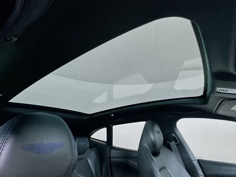 Used 2021 Aston Martin DBX image 21