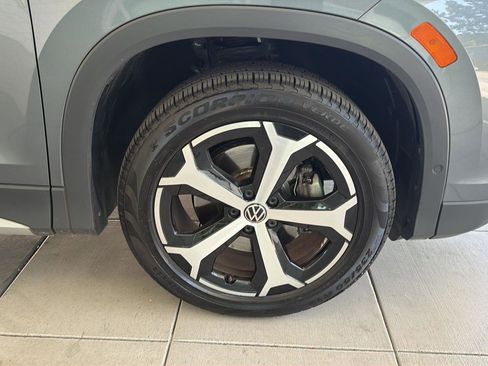 Used 2025 Volkswagen Tiguan SE w/ Panoramic Sunroof Package image 10