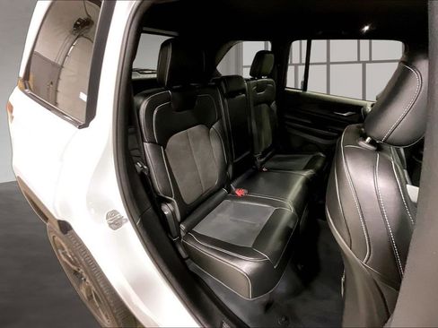 Used 2023 Jeep Grand Cherokee Altitude AWD/4WD image 25