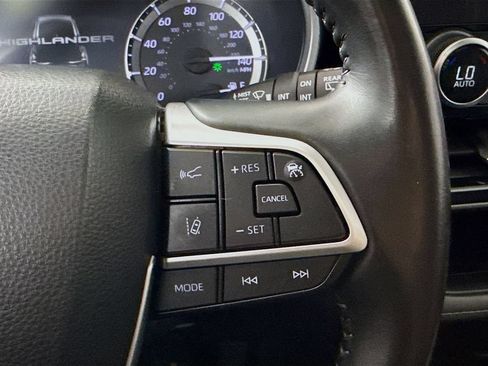Used 2023 Toyota Highlander XLE AWD/4WD image 12