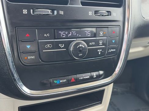 Used 2016 Chrysler Town & Country Touring FWD image 50