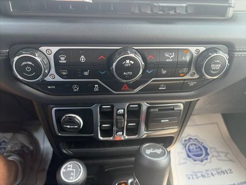 Used 2025 Jeep Wrangler Unlimited Sahara AWD/4WD image 23