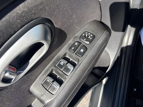 Used 2017 Kia Soul FWD image 39