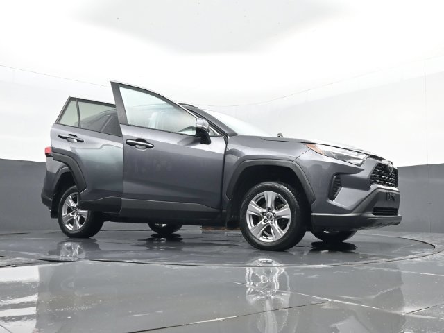 Used 2022 Toyota RAV4 XLE AWD/4WD image 29