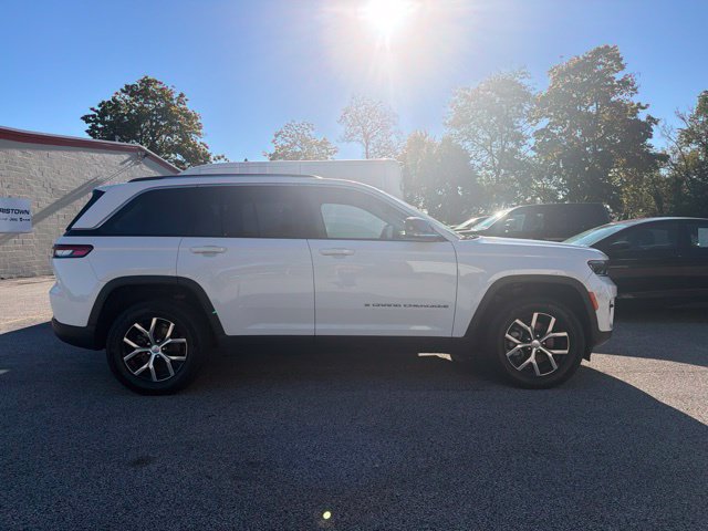 Used 2023 Jeep Grand Cherokee Limited AWD/4WD image 3