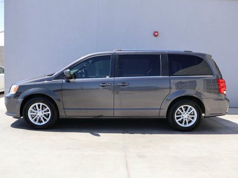 Used 2019 Dodge Grand Caravan SXT FWD image 2