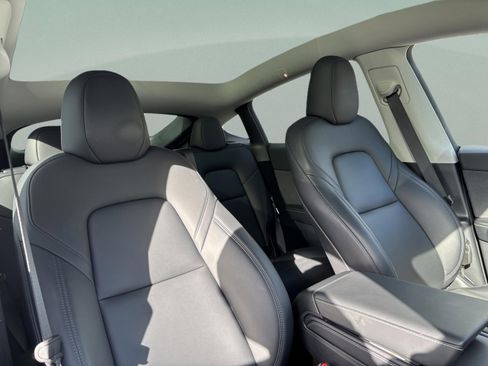 Used 2024 Tesla Model Y Long Range image 21