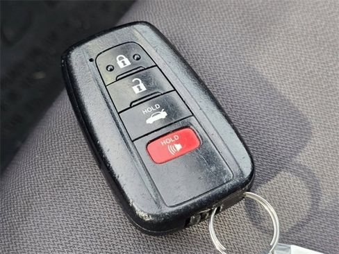 Used 2019 Toyota Camry LE image 31