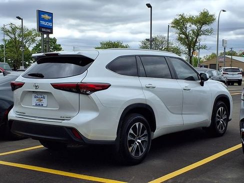 Used 2023 Toyota Highlander XLE AWD/4WD image 2