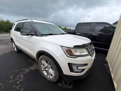 Used 2017 Ford Explorer XLT w/ Equipment Group 202A AWD/4WD image 2