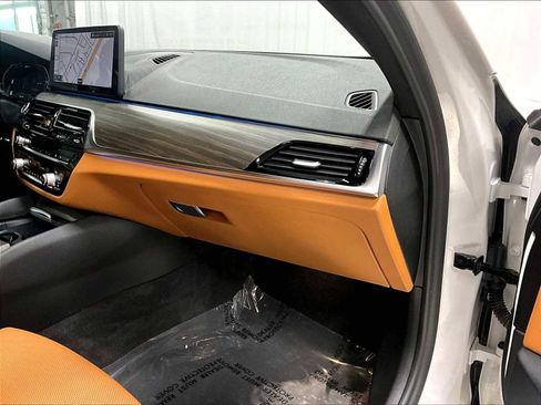 Used 2021 BMW 530e w/ Premium Package image 28