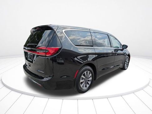 Used 2023 Chrysler Pacifica Touring-L FWD image 4