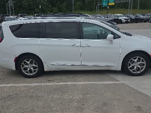 Used 2019 Chrysler Pacifica Touring-L Plus w/ Tire & Wheel Group FWD image 24