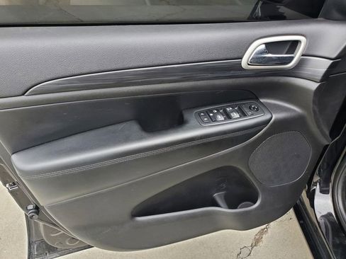 Used 2020 Jeep Grand Cherokee Altitude AWD/4WD image 19