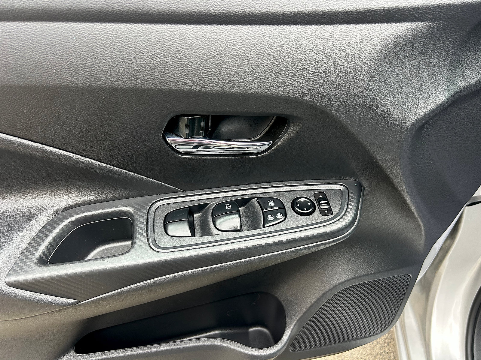 Used 2025 Nissan Versa SV FWD image 12