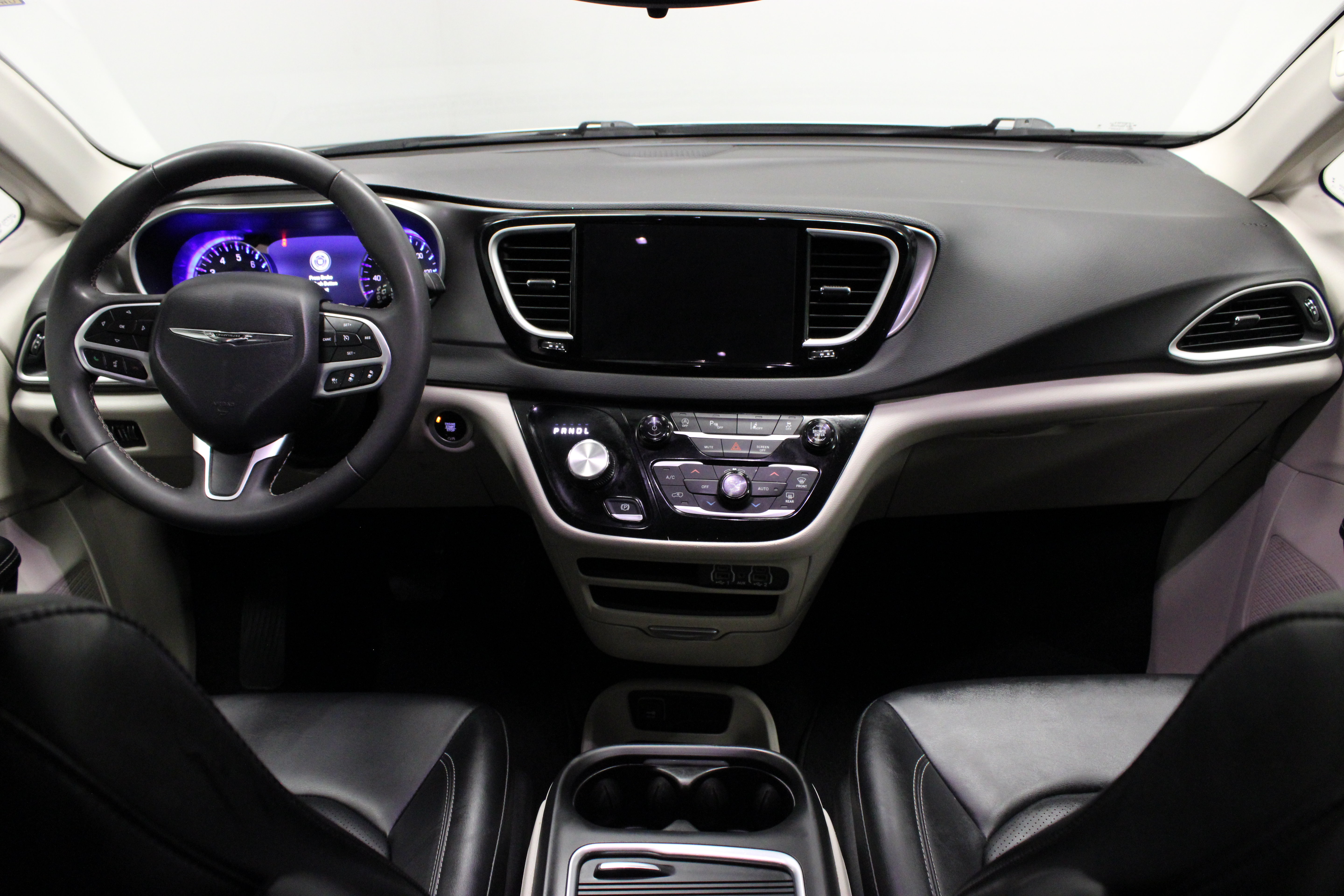 Used 2024 Chrysler Pacifica Touring-L FWD image 21