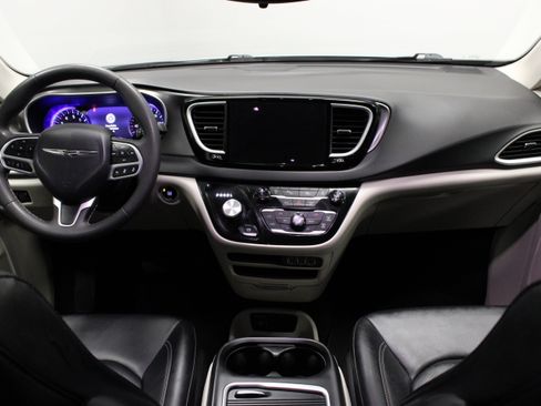 Used 2024 Chrysler Pacifica Touring-L FWD image 21